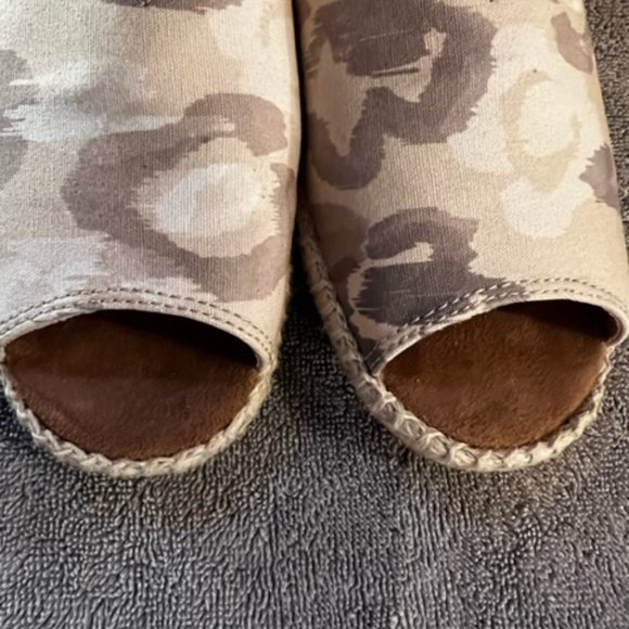 Toms Tan/brown/cream espadrilles sz US 9 - Picture 2 of 7